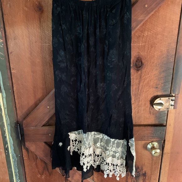 Unbranded Dresses & Skirts - Black Cream Lace Maxi Assymetrical Hem Textured